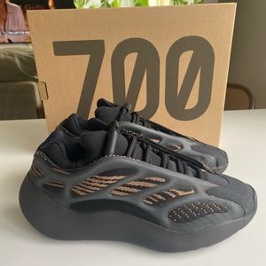 Yeezy 700 Clay Brown Size 5
